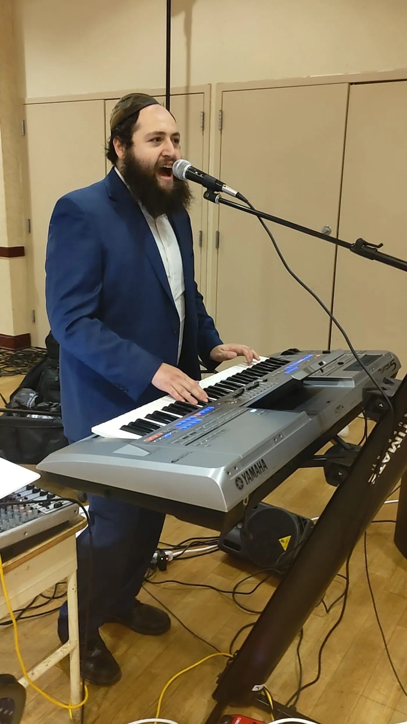Motty Reizes performing live at a simcha
